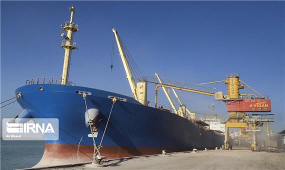 پهلوگیری 2 کشتی حامل روغن خوراکی در بندر امام خمینی