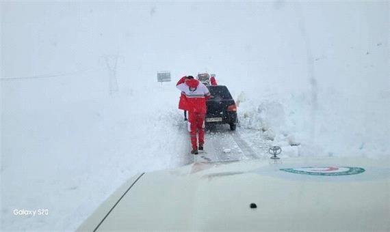 نجات بیش از 130 سرنشین خودروهای گرفتار در برف محور اندیکا - بازفت