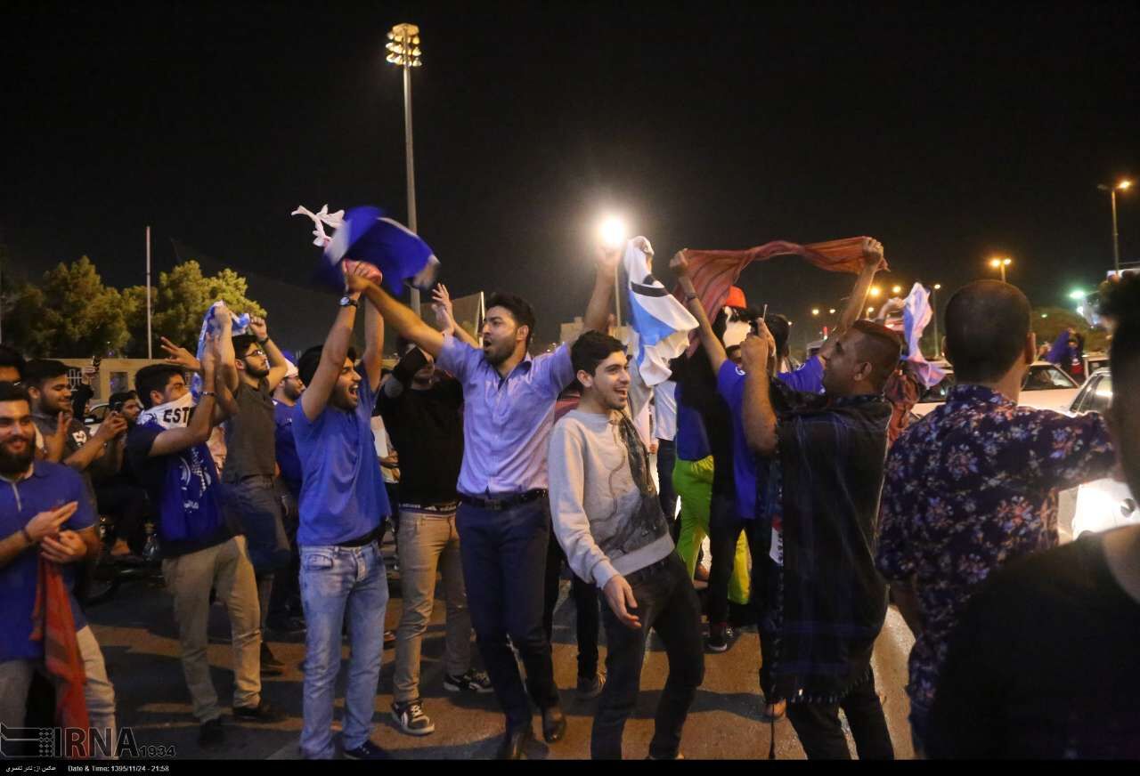 هواداران استقلال در فرودگاه بین المللی اهواز جشن قهرمانی گرفتند
