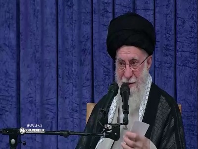 رهبر انقلاب: مردم، رئیس‌جمهور را حمایت کنند؛ رئیس‌جمهور پُرکار و پرتلاش و پیگیر است