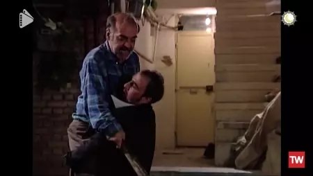 به زور می خواد جواب بله رو بگیره