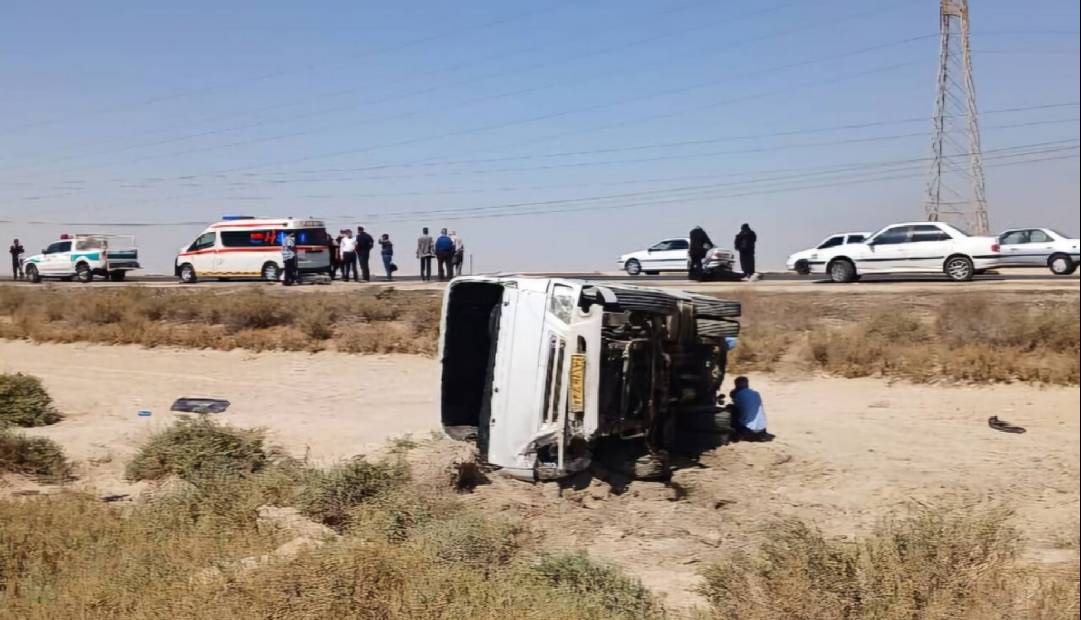 انحراف مینی‌بوس در جاده آبادان به ماهشهر ۲۴ مصدوم بر جا گذاشت