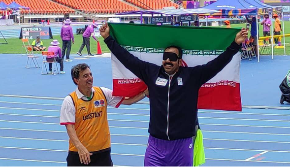 قهرمان جهان مدالش را به سردار حاجی‌زاده تقدیم کرد