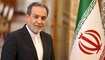 طعنه روزنامه اصولگرا به عراقچی: شکرخدا سر وزیر خارجه آن‌قدر خلوت شده که در مراسم ورزشی حاضر می‌شود و کری می‌خواند
