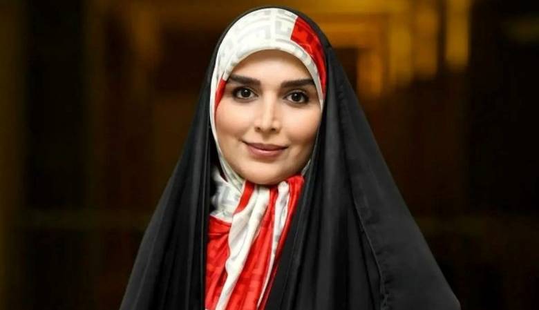 چهره ها/ عکس هنری مجری زن صداوسیما در حافظیه شیراز