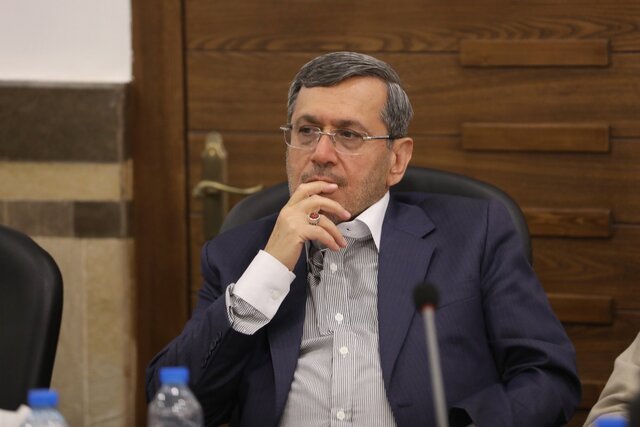 نماینده مجلس: چرا تولید کنیم وقتی سود دلار بیشتر است؟