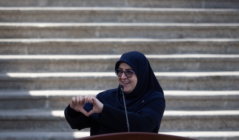 سخنگوی دولت دوباره قلب نشان داد؛ یادگرفتم درستش را نشان دهم