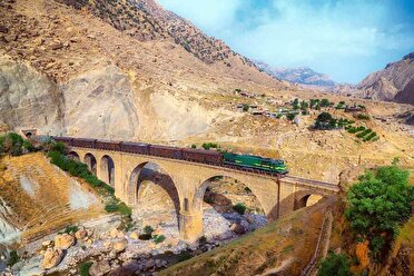 بارگیری بیش از ۱۷ هزار تن کالا در راه آهن زاگرس