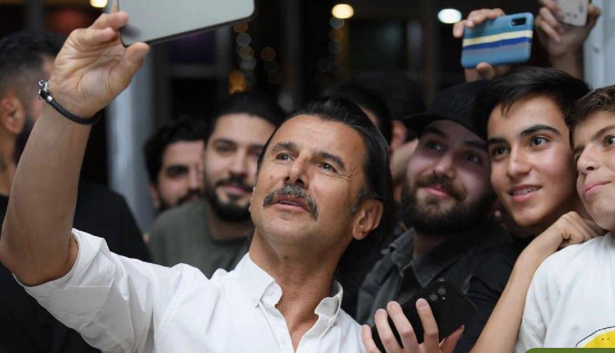 مردم مشهد برای دیدن امین حیایی صف کشیدند