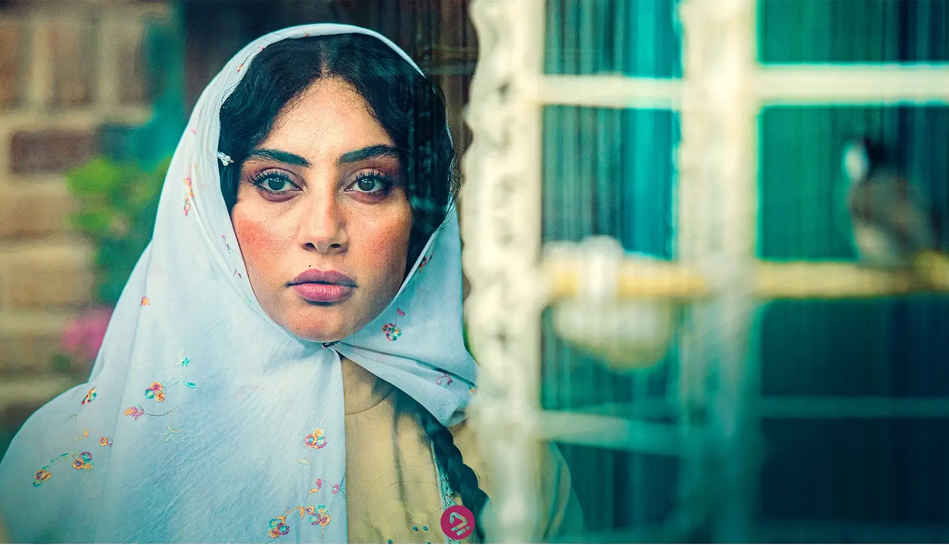 محبوبه از پشت پنجره خواستگارشو دید میزنه!