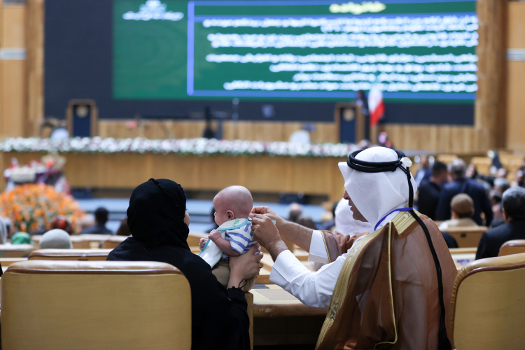 نشست متفاوت رئیس‌جمهور با حضور نوزادان و کودکان