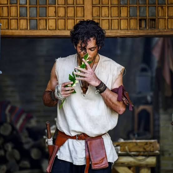 من تا حالا نشنیده بودم دختری به پسری گل بده!