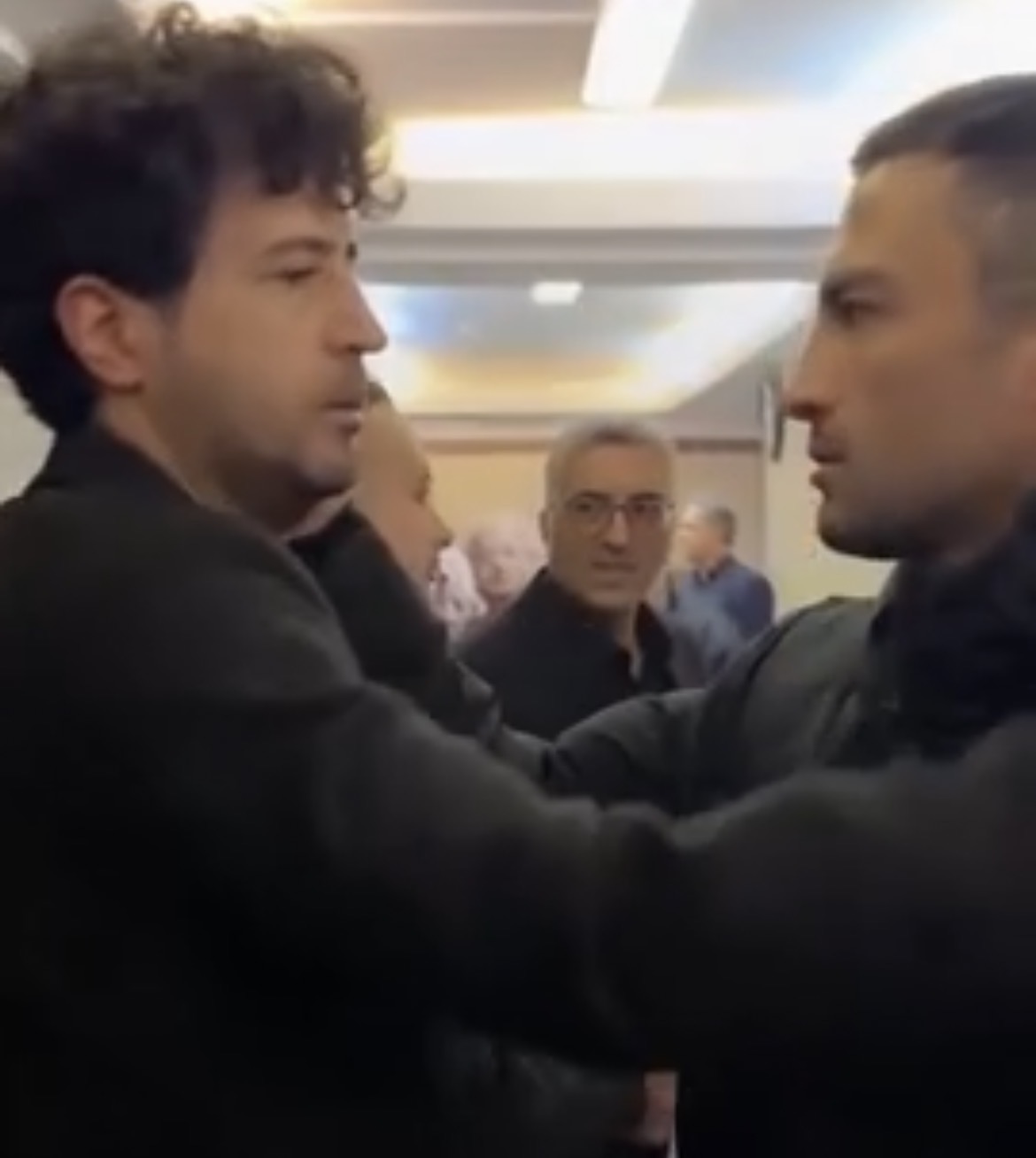 پسرِ جذاب سینمای ایران در مراسم ختم پدر مهرداد صدیقیان