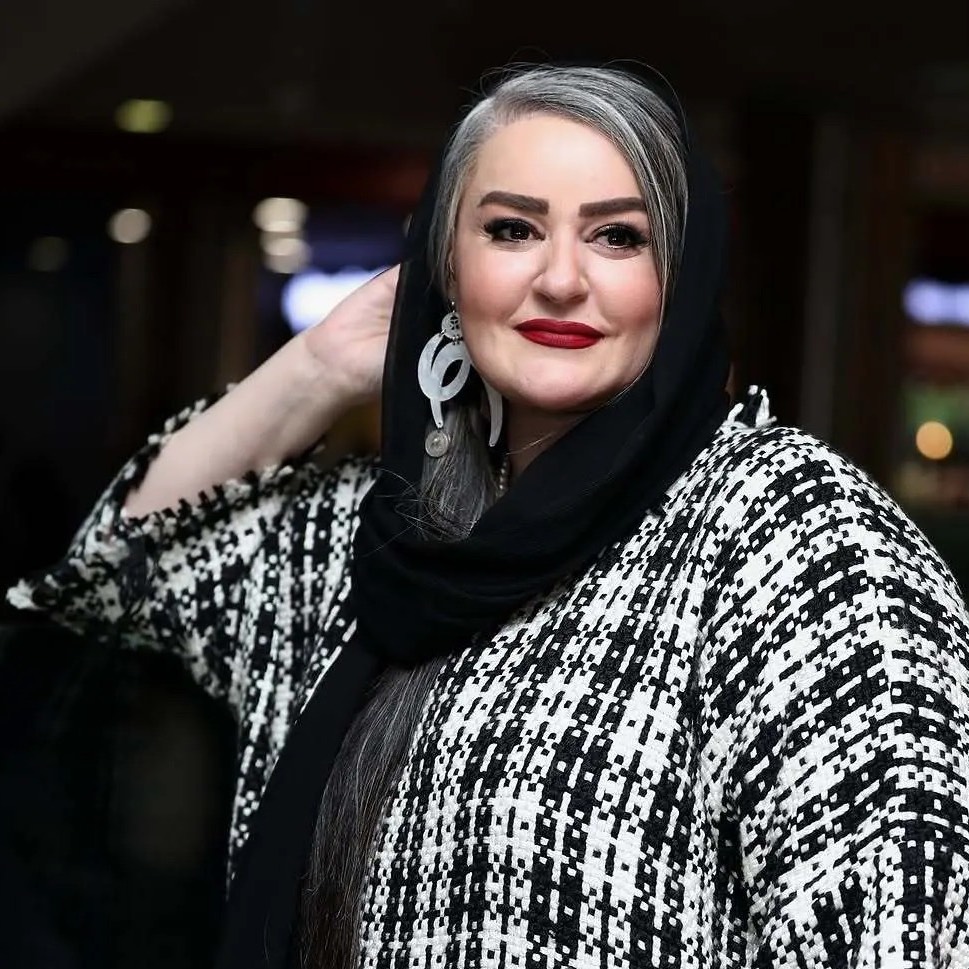 تصاویر نعیمه نظام‌دوست با پالتوی چهارخانه و لبخند همیشگی