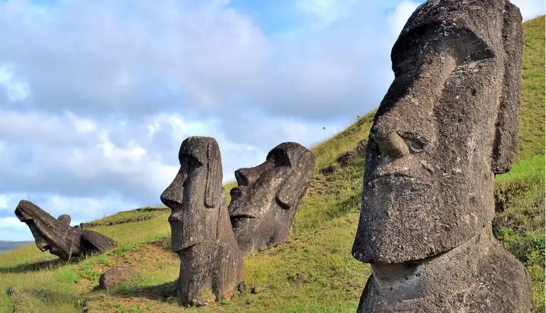 معمای پیکره‌های موآی: آیا غول‌های سنگی ایستر حاصل رقابت قبیله‌ای بودند؟