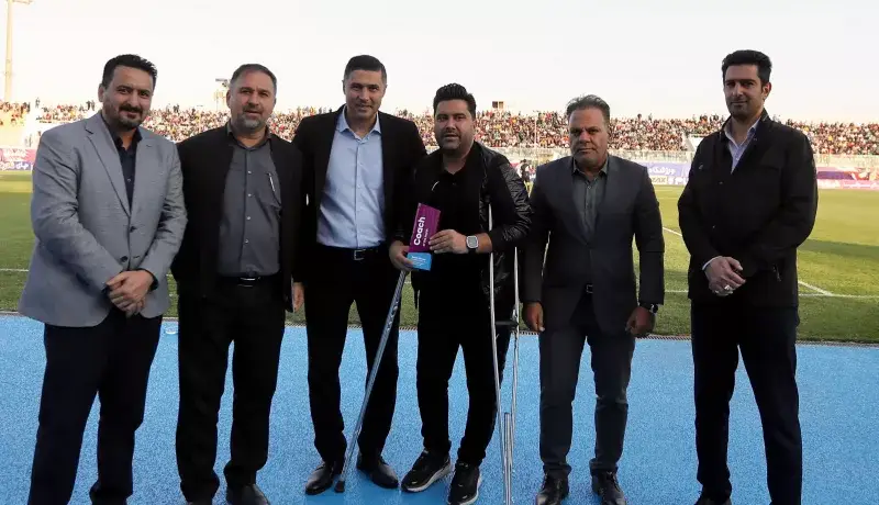 جایزه بهترین مربی ماه در دستان اخباری