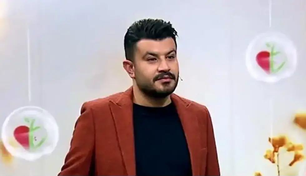 زمین خوردن مجری صداوسیما هنگام اجرای یک برنامه