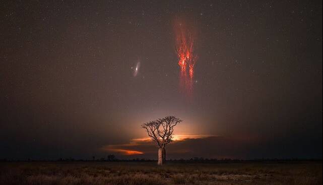 عکس روز ناسا از ملاقات «آندرومدا» با اشباح سرخ!