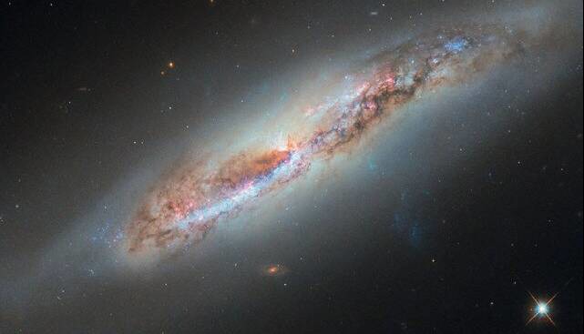 عکس «تلسکوپ فضایی هابل» از یک کهکشان با دنباله گازی