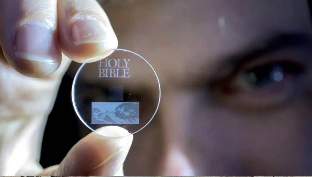 شیشه ای عجیب که اطلاعات را تا ۱۳٫۸ میلیارد سال ذخیره می‌کند!