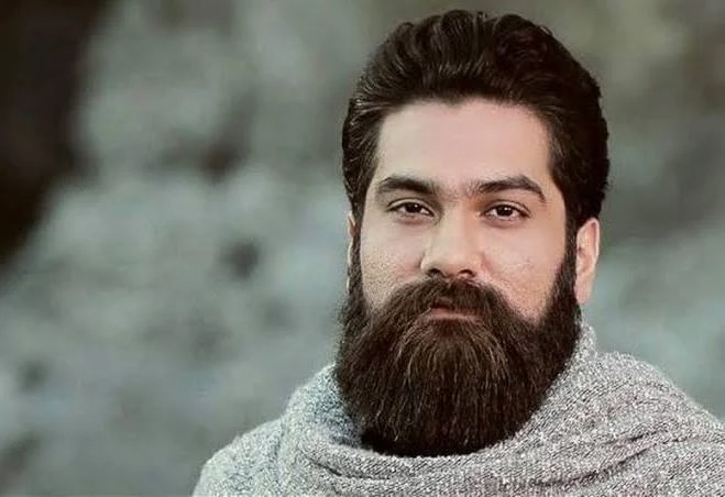 ادای احترام «علی زندوکیلی» با ماشین سنگین در سالگرد پدرش