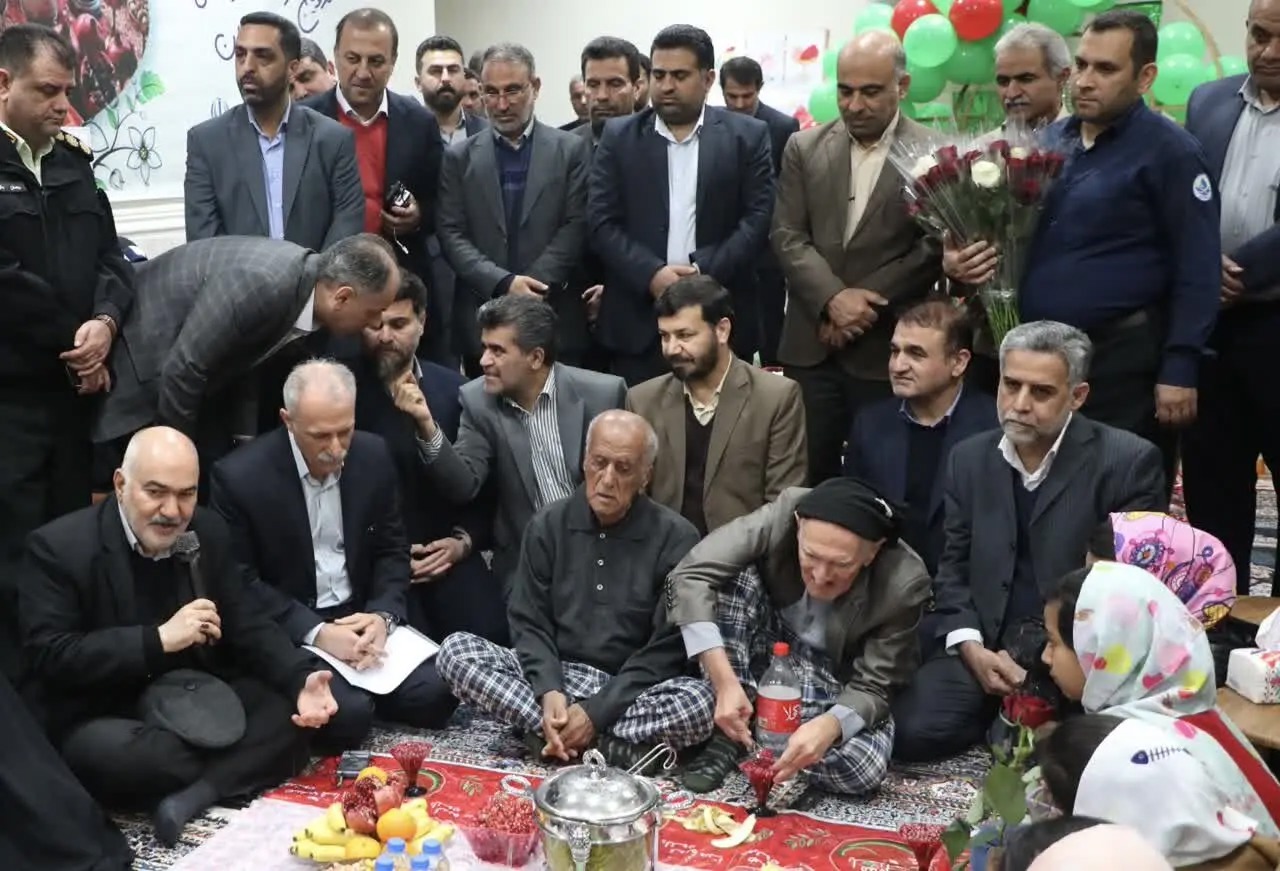 استاندار خوزستان همزمان با شب یلدا با سالمندان و مددجویان دیدار کرد