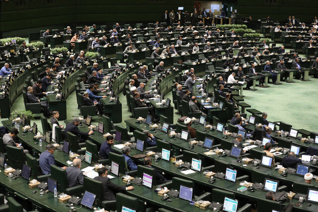 بررسی وضعیت بازار کالاهای اساسی و نوسانات ارزی در جلسه غیرعلنی مجلس