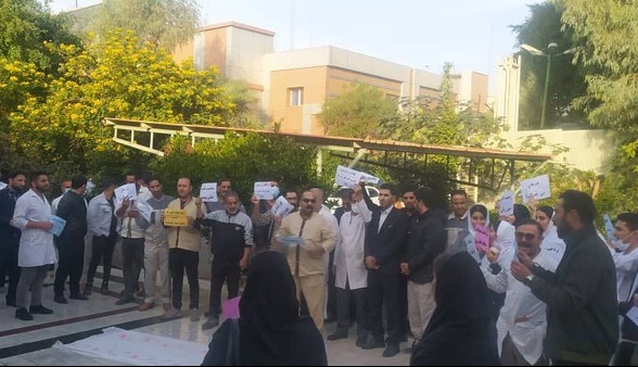 درخواست کارکنان بیمارستان رازی اهواز برای بهبود حقوق و شرایط کاری