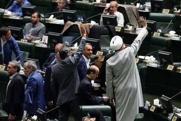 حمله تند روزنامه اصولگرا به مجلس: در جلسه سه شنبه با هر فریاد نمایندگان، دلار بالاتر رفت