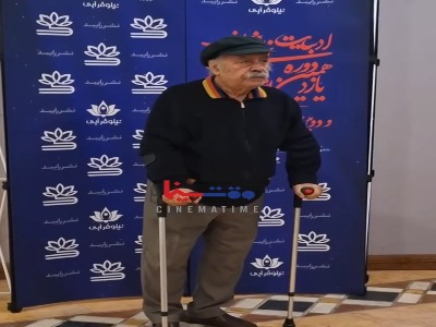 بازیگر مشهور سینمای ایران عصا به دست شد