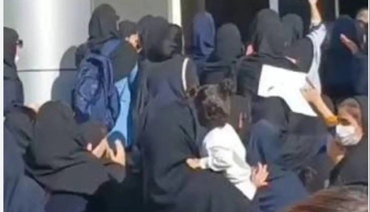 پرستاران و کادر درمان دانشگاه جندی‌شاپور اهواز دست به تجمع زدند