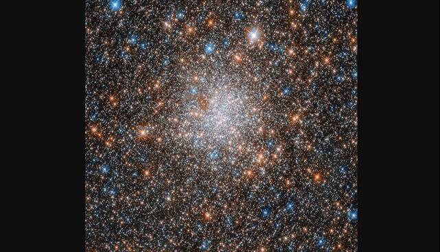 عکس روز ناسا از درخشش یک خوشه ستاره‌ای کروی