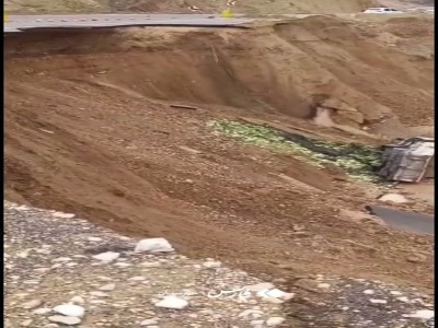 رانش زمین در جادۀ ایذه-دزپارتِ خوزستان باعث سقوط یک کامیون به دره شد