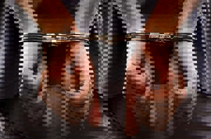 پلیس شوش بر دستان سارق مسلح منزل دستبند زد