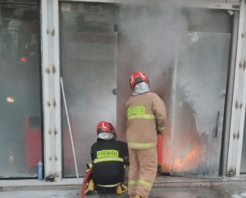 مهار آتش سوزی در تعمیرگاه و نمایندگی فروش موتورسیکلت در شوش