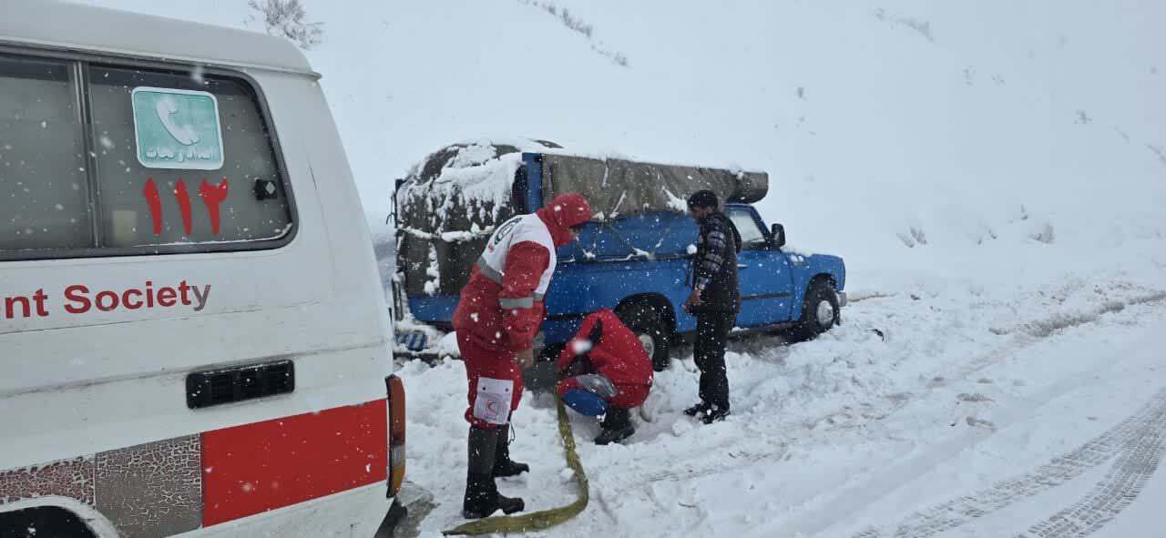 امدادرسانی هلال‌احمر به ۲۷۰ نفر گرفتار در کولاک و برف در تاراز اندیکا