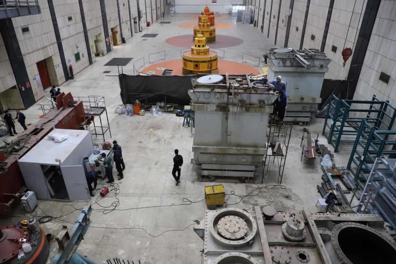 تعمیرات اساسی یک دستگاه ترانسفورماتور در سد شهید عباسپور