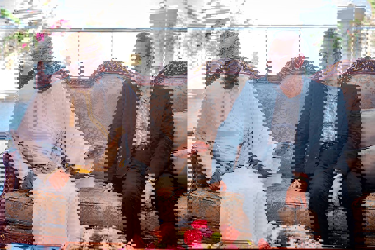 تصویری از دیدار لاریجانی با وزیر خارجه عمان که مورد توجه رسانه‌ها قرار گرفت