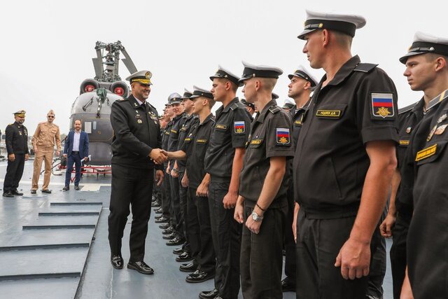 پهلوگیری ناو بالگردبر استویسکی روسیه در بندرعباس؛ فرمانده منطقه یکم نیروی دریایی ارتش به بازدید رفت