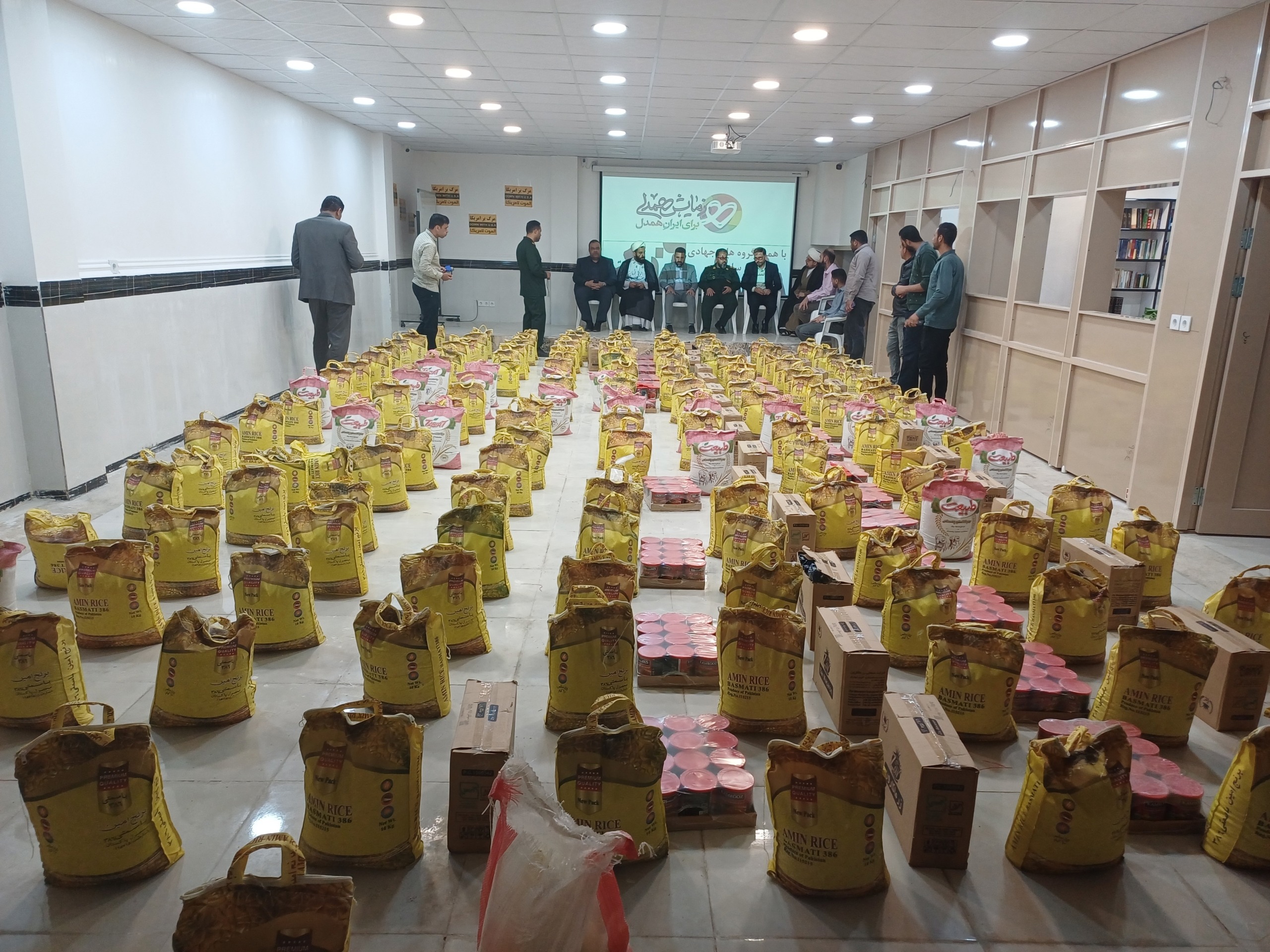 توزیع ۳۶۰ بسته کمک مومنانه در هویزه