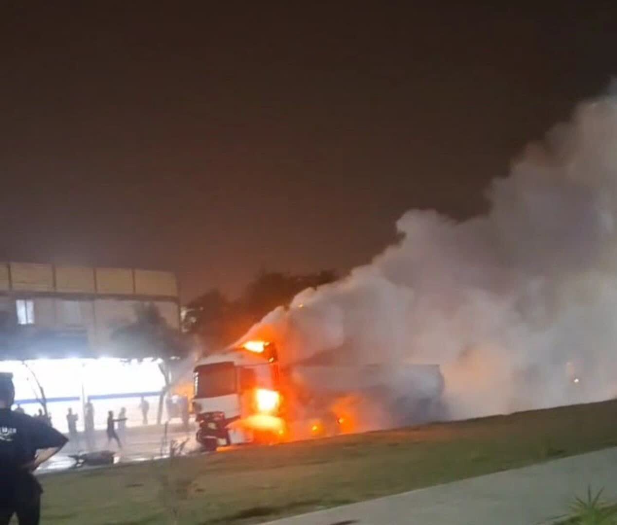 مهار حریق یک دستگاه تریلی در شوش