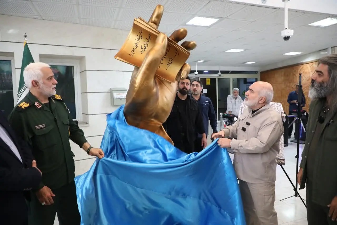اثر مجسمه نمادین دست رهبر شهید انقلاب با حضور استاندار خوزستان رونمایی شد