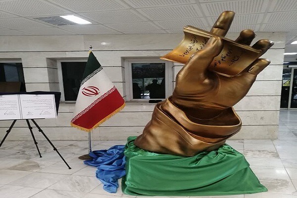 رونمایی از تندیس دست رهبر شهید در اهواز