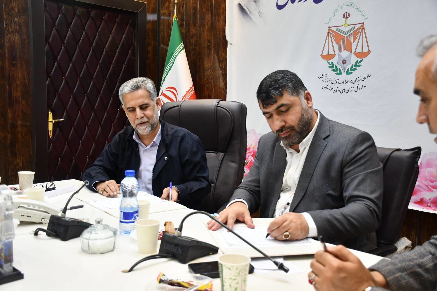 امضای تفاهم نامه ادارات کل کمیته امداد و زندان‌های خوزستان