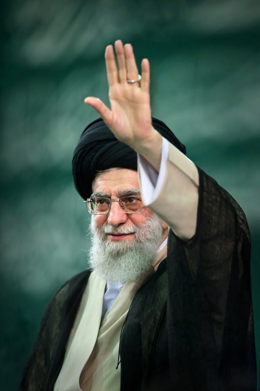 لحظاتی منتشر نشده از دیدارهای صمیمانه خانواده‌های معظم شهدا با رهبر شهید انقلاب
