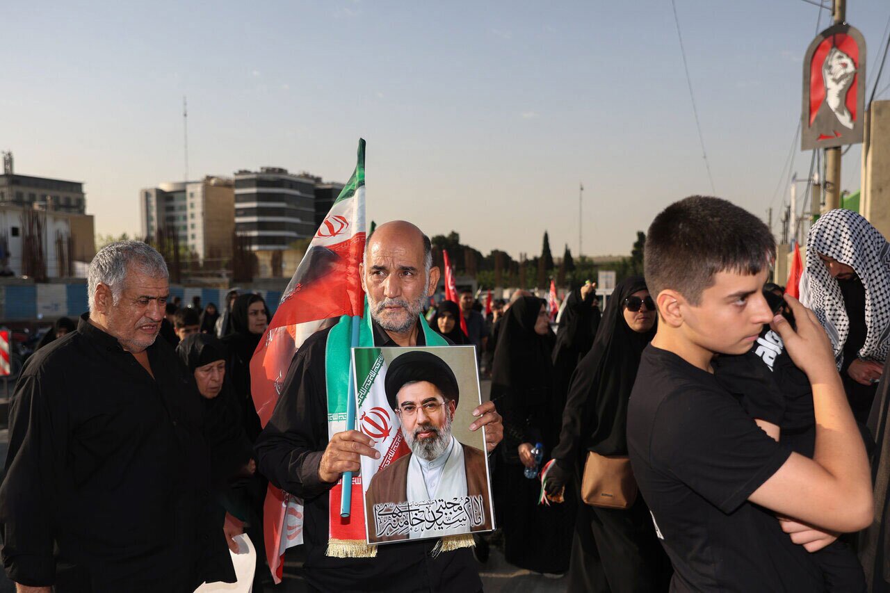 سالمندان حاضر در تشییع پیکر امام شهید توصیه‌های بهداشتی را جدی بگیرند