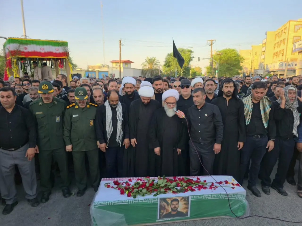 تشییع پیکر شهید مدافع وطن در ماهشهر با حضور معاون استانداری خوزستان
