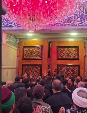 لحظات رسیدن پیکر رهبر شهید انقلاب به ضریح مقدس حضرت سیدالشهدا(ع)