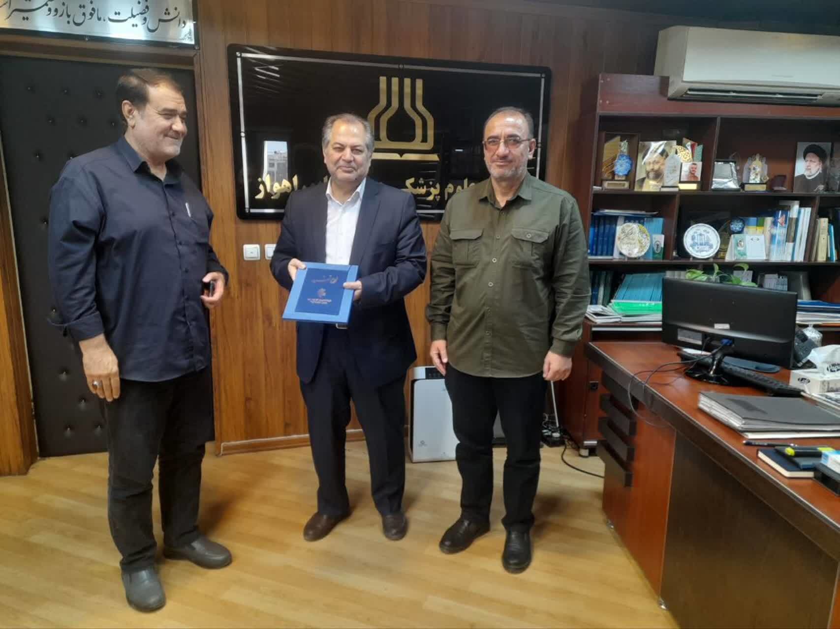 تجلیل معاون بهداری رزمی نیروی زمینی سپاه از رئیس دانشگاه علوم پزشکی جندی شاپور اهواز