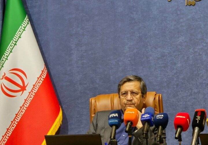تأکید همتی بر پایداری در برابر جنگ روانی و تلاش آمریکا برای تحریک انتظارات تورمی